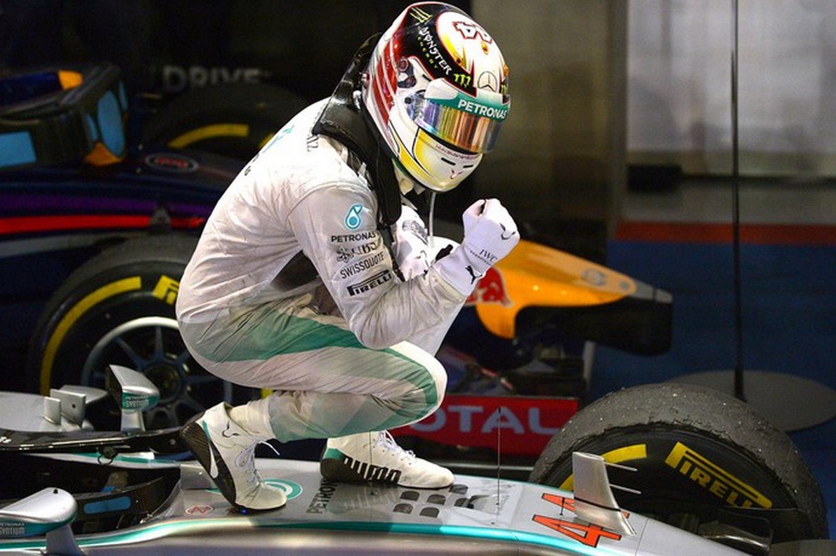 Britânico Lewis Hamilton garantiu a vitória no Grande Prêmio de Cingapura neste domingo e agora é líder do campeonato de Fórmula 1, à frente de seu colega na Mercedes Nico Rosberg, depois que o alemão abandonou com problemas no volante; restando apenas cinco etapas para o fim da temporada, o inglês chegou aos 241 pontos, enquanto Rosberg ficou estacionado nos 238