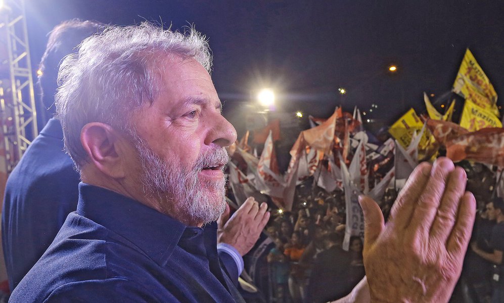 "Essa semana agora é a semana das mentiras. Vocês vão ver quantas mentiras vão ser contadas na imprensa. Vocês não têm que acreditar porque todas as vezes que aparece um candidato que tenta fazer as coisas para o povo mais humilde, ele é achincalhado pela elite brasileira que não quer que a gente faça", afirmou o ex-presidente Lula, em ato do PT em São Paulo, ao lado da presidente Dilma Rousseff e do candidato petista ao governo do Estado, Alexandre Padilha; ele também rechaçou as comparações com a presidenciável Marina Silva (PSB): "Quando escolhi a Dilma foi pela competência"