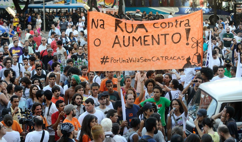 O primeiro protesto do ano, organizado pelo Movimento Passe Livre, contra o aumento dos ônibus em São Paulo, de R$ 3 para R$ 3,50, terminou mal; na noite de ontem, a Polícia Militar já deteve 51 manifestantes, além de ter jogado bombas de gás lacrimogêno; cerca de 5 mil pessoas protestam em São Paulo; Rio de Janeiro também teve manifestações