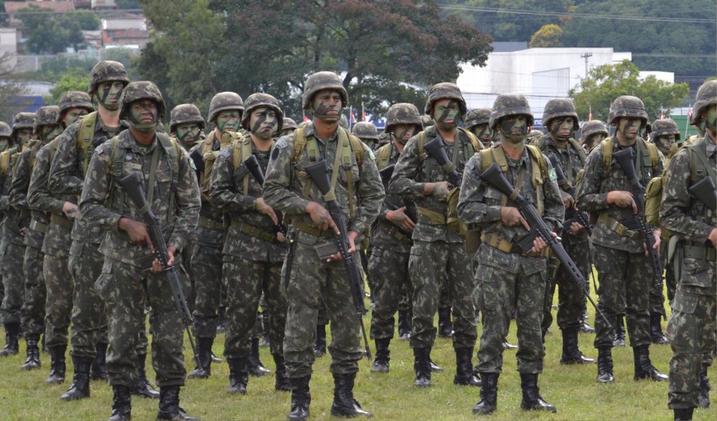 A Justiça Federal no Distrito Federal decidiu que pessoas com HIV não podem ser impedidas de ingressar nas carreiras militares do Exército; de acordo com a decisão da Quinta Turma do TRF1, a restrição constitui conduta discriminatória; o mesmo entendimento vale para limite de altura mínima para homens e mulheres, testes para detecção de sífilis e exigência de 20 dentes naturais; a turma seguiu entendimento do relator da ação civil pública ajuizada pelo MPF, desembargador federal Souza Prudente; segundo ele, pacientes com HIV não podem ser considerados incapacitados para o trabalho automaticamente sem comprovação médica