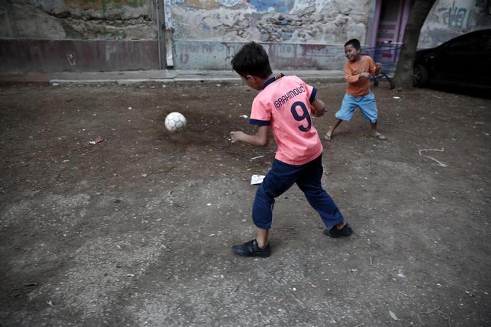 CrianÃ§as jogam bola em uma viela de Atenas. 21/10/2013. REUTERS/Yorgos Karahalis