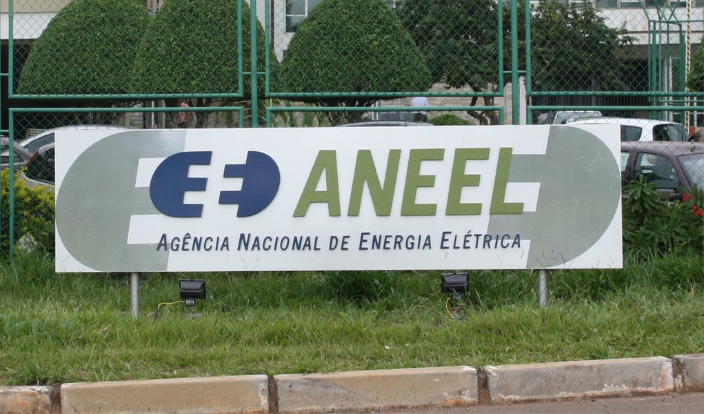 Agência Nacional de Energia Elétrica (Aneel) autorizou a partir desta terça-feira, 3, uma série de aumentos na tarifa de energia elétrica de distribuidoras localizadas em diversas; aumento atinge as Companhias de Luz e Força (CPFLs) de Mococa, Santa Cruz, Sul Paulista, Leste Paulista, Jaguari; e também a Companha de Eletricidade do Amapá e a Energisa Borborema Distribuidora de Energia; na CPFL Jaguari, que atende 37 mil consumidores dos municípios de Jaguariúna e Pedreira (SP), o aumento será de 48,85% para os consumidores de alta tensão e de 39,49% para os de baixa