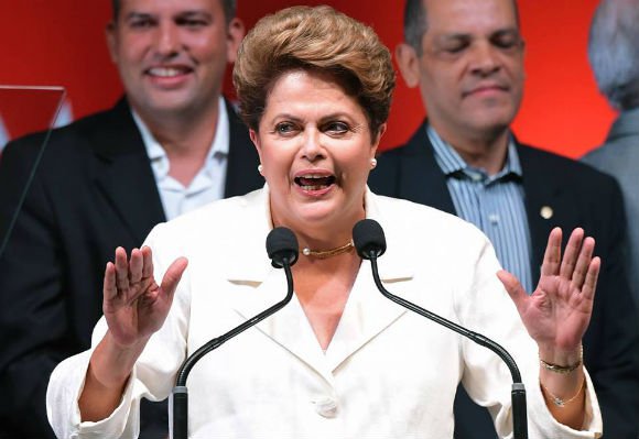 Aécio tinha parte importante dos jornais do seu lado, Dilma tinha o povo com suas bandeiras e camisetas vermelhas defendendo a continuidade do processo de transformação social do País