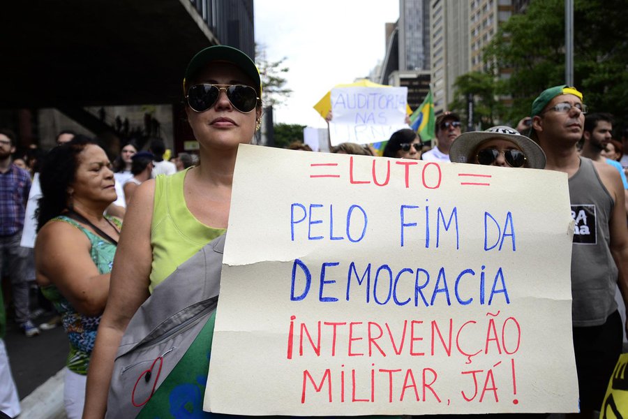 Essa gente sofre de uma neurose muito específica. Trata-se da neurose do autoritarismo brasileiro, praticado abertamente nos mitos de um país feliz, sem guerras e de gente boa e receptiva