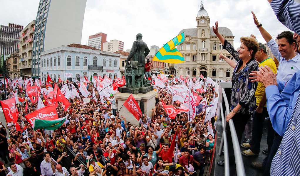 Um dia depois do debate mais agressivo da campanha presidencial até hoje, a presidente Dilma Rousseff alegou ter sido atacada primeiro pelo tucano Aécio Neves; "Nós não somos da guerra, da briga. Mas quando nos desafiam, a gente encara uma boa briga", afirmou, em relação ao PT; discurso foi feito durante comício em Curitiba (PR); antes, em Florianópolis (SC), ela negou ter feito convite ao ex-diretor da Petrobras para o Ministério das Cidades, conforme divulgado na imprensa; "Nunca fiz convite para o Paulo Roberto Costa ser ministro das Cidades. E ele nunca recebeu esse convite porque nunca foi da minha confiança"