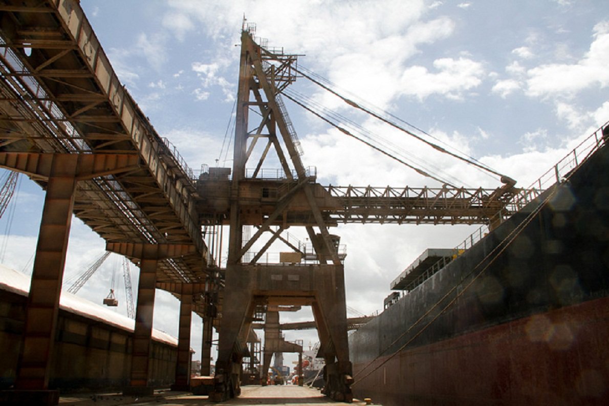 O Porto de Paranaguá recebeu o primeiro navio que começou a ser carregado, nesta sexta-feira (23), com a soja da safra 2014/2015 no Corredor de Exportação. A embarcação graneleira Tian Song Feng, vinda da Índia, irá carregar 61,7 mil toneladas de soja em 