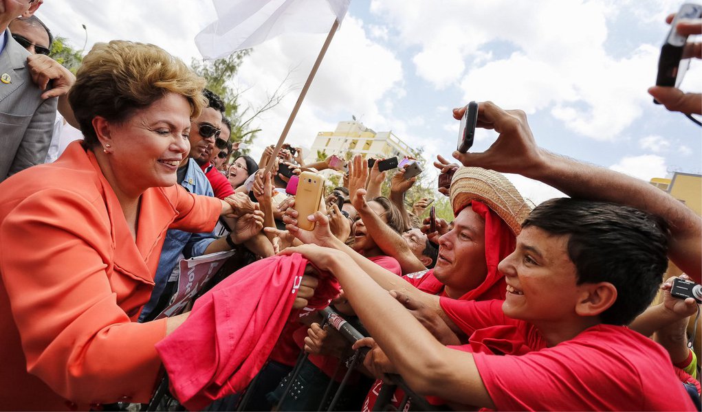 Presidente Dilma Rousseff rebate declaração de FHC, que chamou o eleitorado petista de "mal informado", durante comício em Petrolina, no sertão pernambucano; ela defendeu o Nordeste e mandou recado aos adversários: "Essa é uma das mais importantes regiões do país, apesar do que acham os tucanos. Eles falaram que os votos que eu recebi no semiárido no Nordeste eram de pessoas ignorantes. Nós somos ignorantes, porque ignoramos os tucanos", declarou; Dilma voltou a criticar a falta de água em São Paulo; "O estado mais rico do país não se preparou para a seca. Já o governo federal se preparou e trouxe água para o Nordeste"