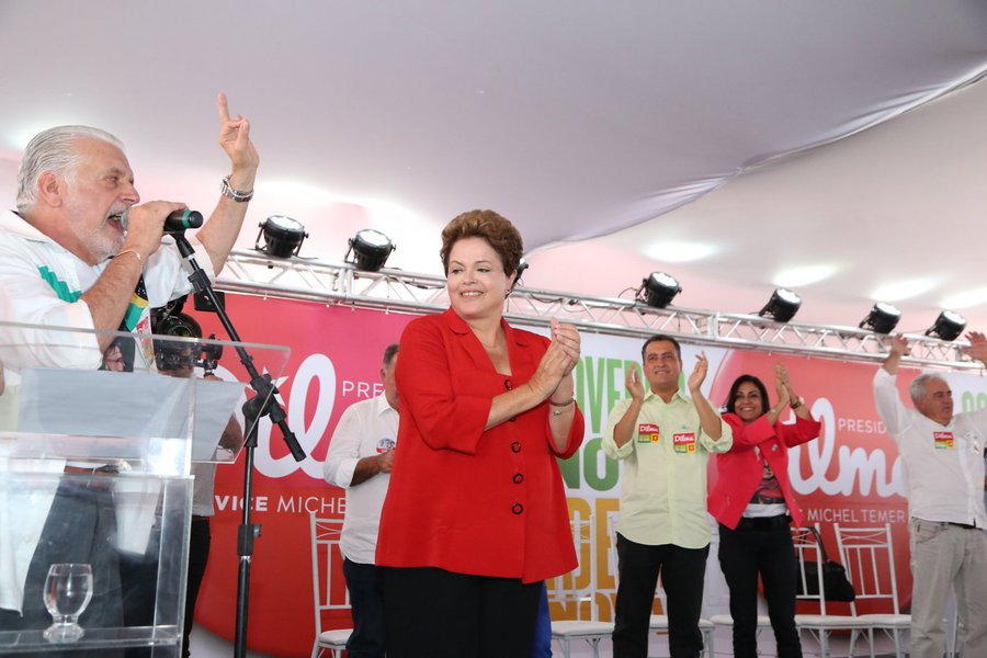 Em comício da presidente Dilma Rousseff em Salvador nesta quinta-feira, Jaques Wagner disse que está "chocado" e "com medo" das consequências do discurso da oposição, que tem criticado os nordestinos por terem votado na petista, como o ex-presidente FHCardoso, que disse que o eleitor do PT "é menos informado"; "Vou dizer com muita pureza da alma: estou com medo. Esse país é respeitado lá fora porque aqui não tem briga religiosa, regional, não tem briga interna como tem em outros países. Não vamos destruir a paz interna desse país para tentar ganhar uma eleição", disse o governador da Bahia