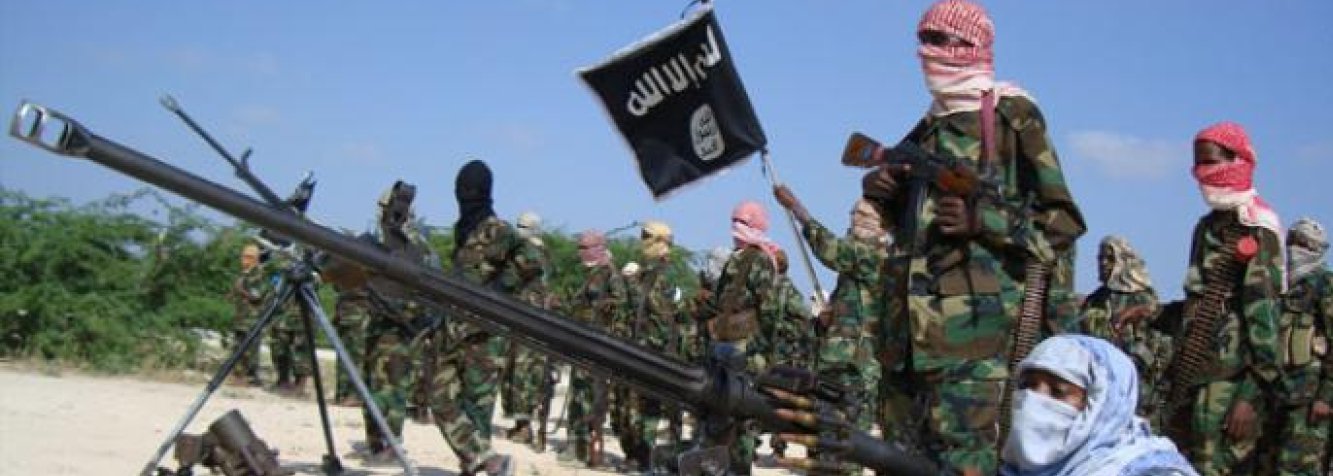 Grupo militante islâmico somali al Shabaab confirmou neste sábado (6) que seu líder Ahmed Godane morreu num ataque aéreo dos Estados Unidos esta semana e nomeado um novo líder, prometendo "grande aflição" aos seus inimigos; as forças dos EUA atingiram o acampamento de Godane no centro-sul da Somália com mísseis Hellfire e bombas guiadas a laser na segunda, mas o Pentágono não confirmou a morte até sexta; em comunicado, a Al Shabaab, afiliado à Al Qaeda, anunciou como novo líder Sheikh Ahmad Omar Abu Ubaidah, e advertiu seus inimigos a "esperar uma grande aflição"