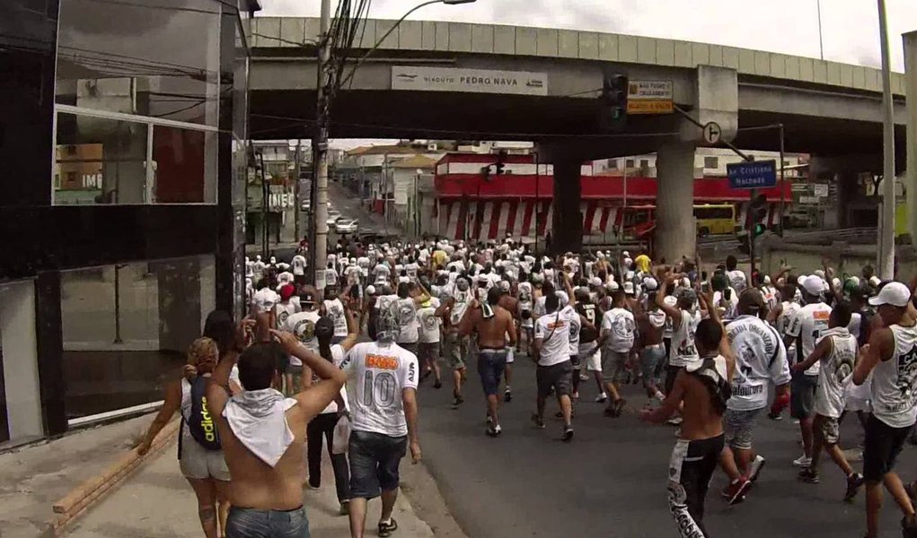 A Polícia Militar de Minas registrou a prisão de sete integrantes da torcida organizada Galoucura, do Atlético-MG; foram apreendidos um revólver calibre 32 como munições (balas), barras de ferro, canivetes, rojões, martelos, pedaços de pau, maconha e R$ 1,5 mil em dinheiro; um dos detidos já tem passagem pela polícia por envolvimento em brigas de torcidas; a detenção foi feita após denúncia anônima, na sede da torcida, em Belo Horizonte
