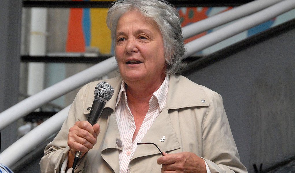 "Eu celebro [a vitória da Dilma], porque o Brasil é um dos países mais importantes da América Latina, e o rumo da região estava alinhado com o Brasil", afirmou Lucía Topolansky, reeleita senadora do Uruguai nas eleições do último domingo e companheira do presidente uruguaio José Mujica