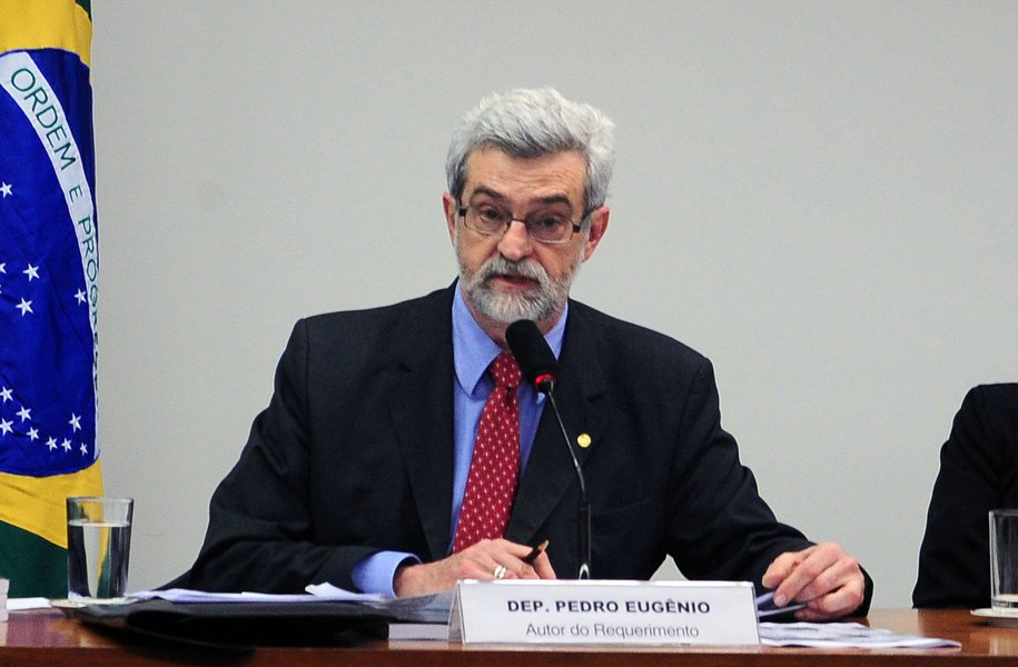 O ex-deputando federal Pedro Eugênio, 66, morreu, na noite desta segunda-feira (20); ele estava internado no Hospital Beneficência Portuguesa, em São Paulo, há três meses; ex-PSB, ele voltou à Câmara em 2006, desta vez pelo Partido dos Trabalhadores (PT), e foi reeleito em 2010