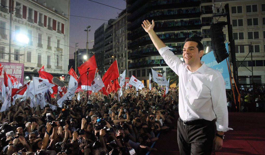 O partido de esquerda Syriza é o grande vencedor das eleições que aconteceram na Grécia, neste domingo (25). Com mais de 70% das urnas apuradas, o Syriza havia conquistado 149 das 300 cadeiras do parlamento; O Syzira é contrário às medidas de austeridade implantadas pelo governo grego de centro-direita do atual primeiro-ministro Antonis Samaras
