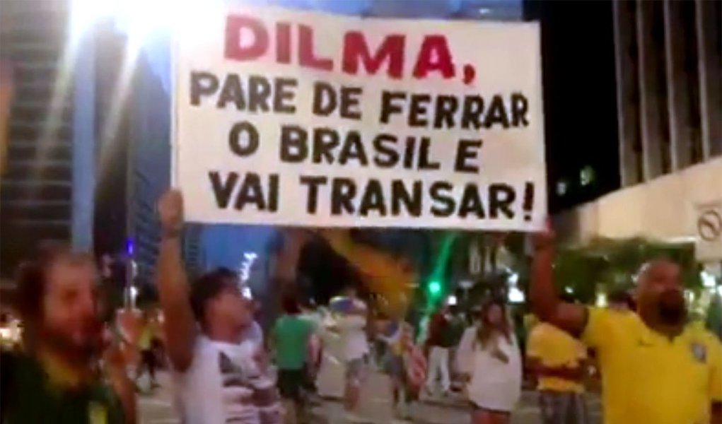 Apoteose democrática (segundo o Globo) teve também direito a manifestações sexistas contra a presidente Dilma Rousseff; "Quem se habilita a comer a Dilma sem birita?"; "Dilma, arruma um namorado e para de foder o Brasil"; "Dilma, biscate véia"; "Dilma, puta"; "Dilma, mal comida" e "Dilma, sapatão" foram alguns dos gritos dos manifestantes fascistas na Avenida Paulista neste domingo 15