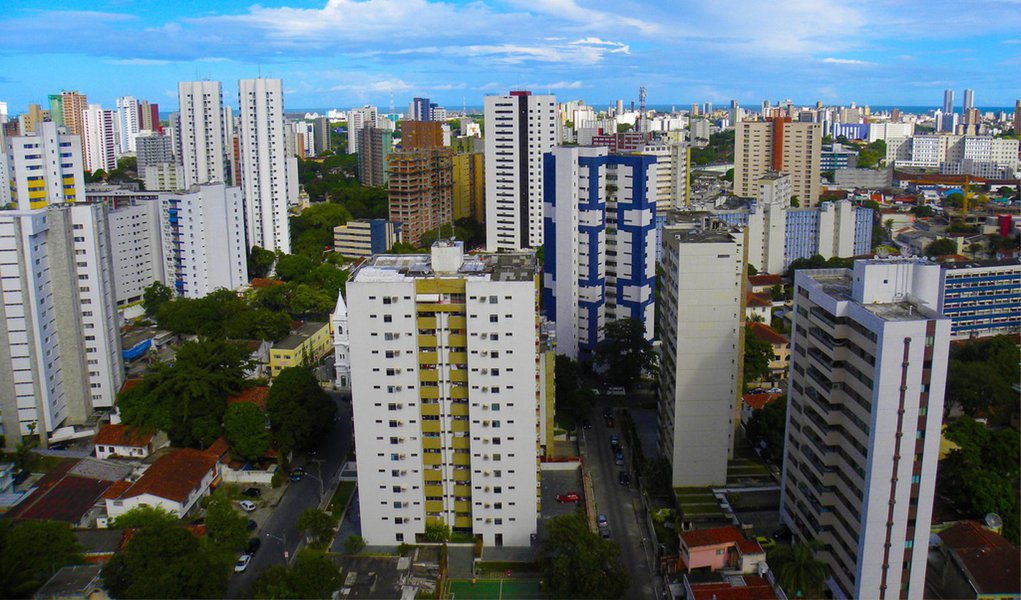 O mercado imobiliário da Região Metropolitana do Recife (RMR) sofreu uma retração de 9,8% durante o mês de dezembro do ano passado, quando em comparação com o mês anterior; segundo o estudo divulgado nesta terça-feira (27) pela Unidade de Economia, Estudos e Pesquisas da Federação das Indústrias do Estado de Pernambuco (Fiepe), a queda foi de 0,5%