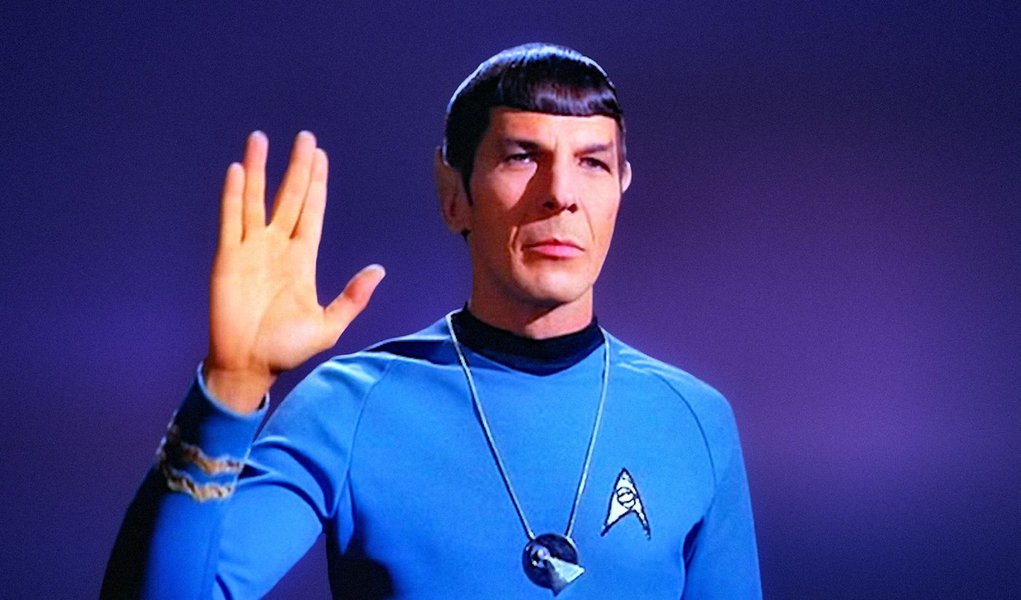 Ator Leonard Nimoy, famoso por interpretar o sr. Spock na série clássica de "Jornada nas Estrelas", morreu nesta sexta-feira, 27, aos 83 anos, em sua casa em Los Angeles (EUA); sua mulher, Susan Bay Nimoy, confirmou a notícia ao "New York Times", dizendo que a causa da morte foi o estágio final de doença pulmonar crônica obstrutiva; Nimoy, que também interpretou o personagem em versões para o cinema da franquia de ficção científica, disse no ano passado que havia sido diagnosticado com a doença no pulmão e que estava "bem"