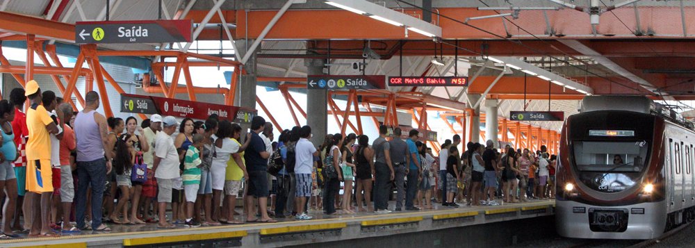 A CCR Metrô Bahia fechou o mês de março com novo recorde de passageiros; apenas ontem (31), foram 31.258 passageiros, entre às 8h e 18h, no trecho Lapa-Retiro; atualmente a média diária de passageiros em dias úteis é de 28,7 mil; comparada à média diária de fevereiro, a atual é aproximadamente 10% maior; desde o início da operação assistida, em 11 de junho de 2014, foram transportados 4,2 milhões de passageiros