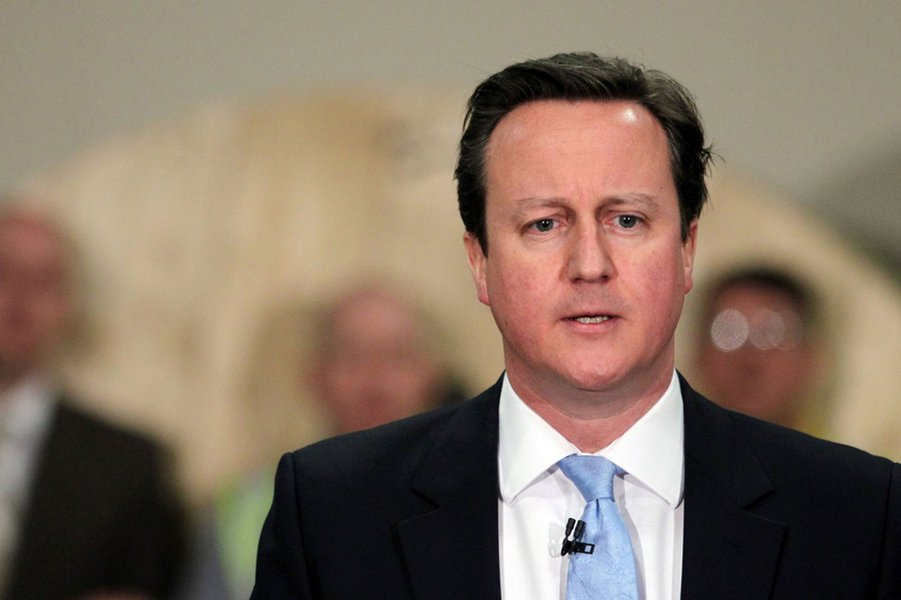 Primeiro-ministro do Reino Unido, David Cameron, cogita se unir aos Estados Unidos no lançamento de ataques aéreos após um vídeo do Estado Islâmico mostrar a decapitação de um refém britânico; "Faremos tudo em nosso poder para caçar esses assassinos e garantir que enfrentem a justiça, independente do tempo que isso leve", disse