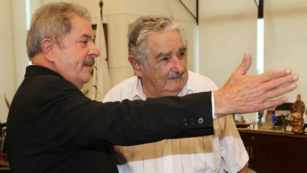 "Lula jamais falou em mensalão nas conversas comigo. Uma vez me disse que, por ter uma minoria parlamentar, o chantageavam. Se os jornalistas escreveram isso, é por conta deles. Aliás, nunca falei com nenhum presidente ou com qualquer brasileiro sobre mensalão. E olha que já falei com muitos brasileiros", disse o ex-presidente do Uruguai, José Mujica, ao jornalista Rodrigo Cavalheiro; "Ele me falou das pressões e das chantagens, pedidos ou exigências de governos e políticos locais para dar os votos que o governo precisava, em certa medida", completou; segundo Mujica, Lula foi o exemplo que seguiu no período em que governou o Uruguai; "Tomei Lula como modelo, um progressista que nunca procurou a tensão. Agora vemos no País uma tensão que não é benéfica para o Brasil"