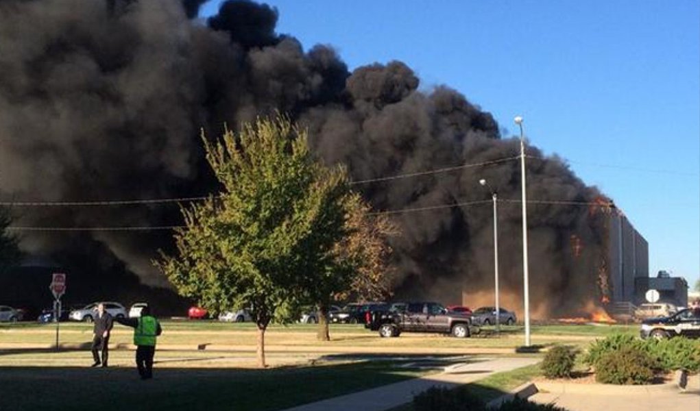 Ao menos quatro pessoas morreram no acidente, que aconteceu no aeroporto da cidade de Wichita, no estado do Kansas; ainda há desaparecidos; ao menos 100 pessoas estavam dentro do prédio no momento da batida