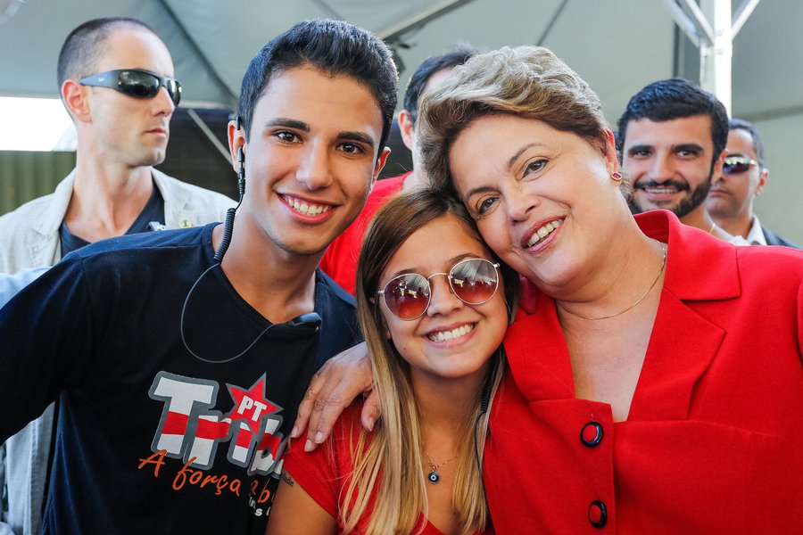 Dificilmente a mídia partidarizada (Globo, Folha de São Paulo, Veja e Estadão) deixará de lançar uma “bomba” para impedir que Dilma se reeleja daqui a seis míseros dias
