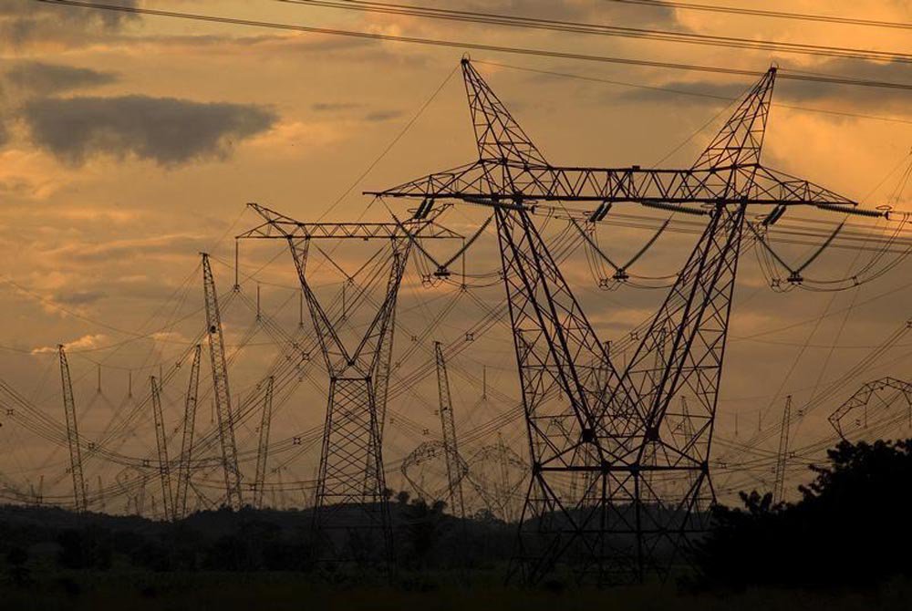 Torres e cabos de alta tensão que transportam energia elétrica em todo o estado do Pará, próximo da cidade de Marabá. Com a redução nas tarifas de energia elétrica realizada pelo governo no início do ano, a conta de luz residencial no Brasil passou a ser 