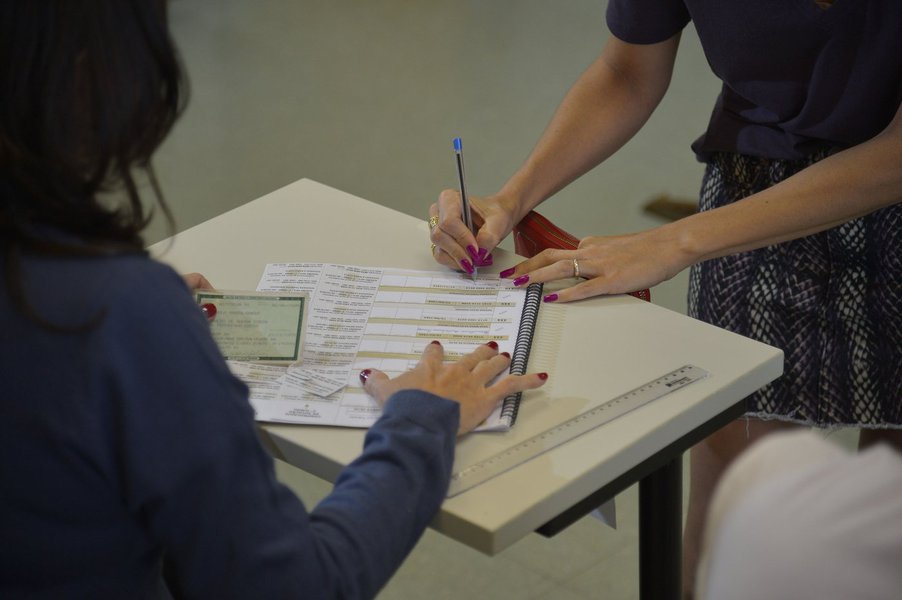 As pessoas aptas a votar que não compareceram às suas seções nas eleições de 2014 também podem optar por pagar multa, de R$ 3,51, bastando se dirigir a um cartório eleitoral portando o título de eleitor