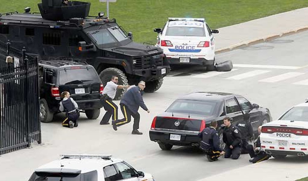 Um suspeito que entrou armado no Parlamento do Canadá foi morto dentro do prédio, informou a rede de TV CBC nesta quarta-feira, enquanto a polícia de Ottawa disse que seguia as buscas por um ou mais suspeitos; Parlamento foi fechado; soldado atingido em tiroteio morre e guarda está ferido, diz ministro