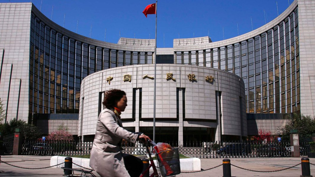 Líderes chineses e o banco central da China estão dispostos a cortar novamente a taxa de juros e também flexibilizar restrições ao crédito por preocupações de que a queda de preço possa gerar aumento da inadimplência, falências e desemprego