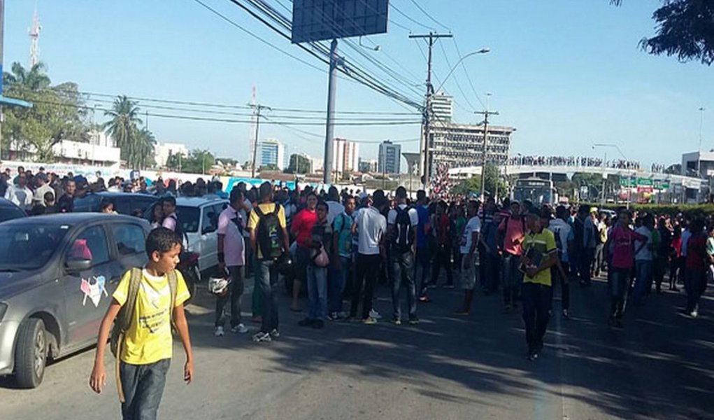 Seis manifestantes foram detidos quando participavam do protesto que bloqueou hoje a Avenida Fernandes Lima, em Maceió, por cerca de três horas, acusados de desacato a autoridade e depredação; protesto foi feito por estudantes da rede pública estadual e vigilantes que prestavam serviços às escolas 