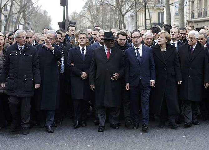 Na linha de frente do protesto em Paris, um "cordão de autoridades" reuniu famosos carniceiros que nunca respeitaram as vidas humanas e as liberdades democráticas. Puro oportunismo!