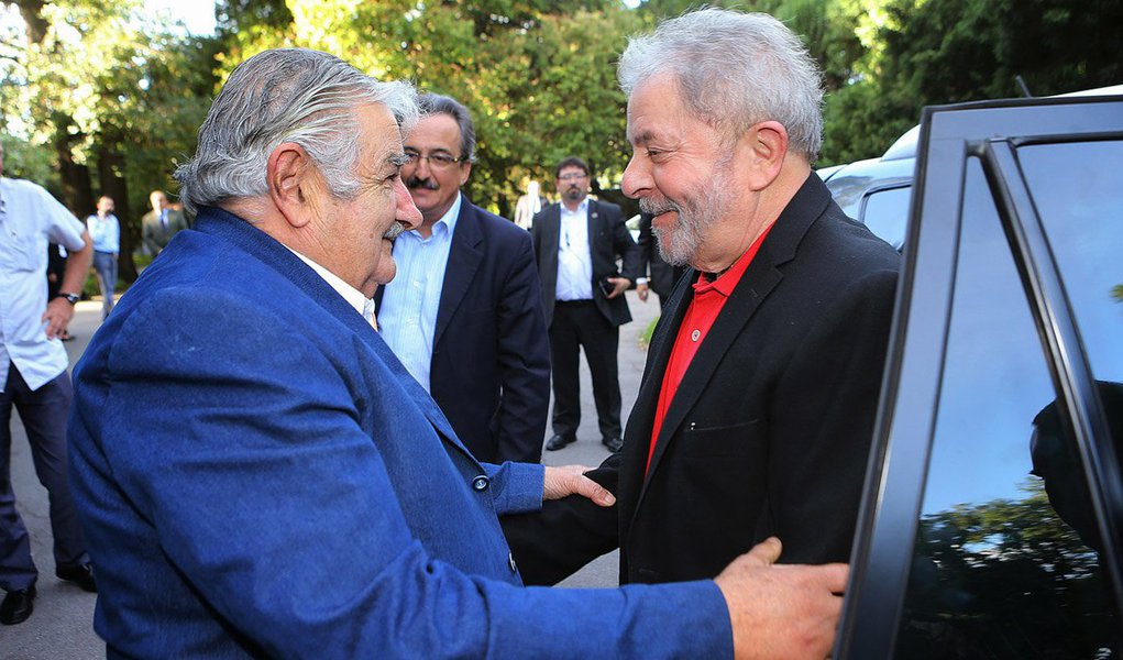 Blogueiro Miguel do Rosário, do Cafezinho, cita trechos do novo livro sobre o ex-presidente uruguaio, Pepe Mujica, e diz que o Globo tenta convertê-lo em "factóide político contra Lula"; "Lula diz que teve que lidar com muitas coisas imorais, chantagens. Até aí novidade nenhuma (...) E aí vem a frase: 'Essa era a única forma de governar o Brasil'", escreve ele; "Não é 'confissão' nenhuma", defende