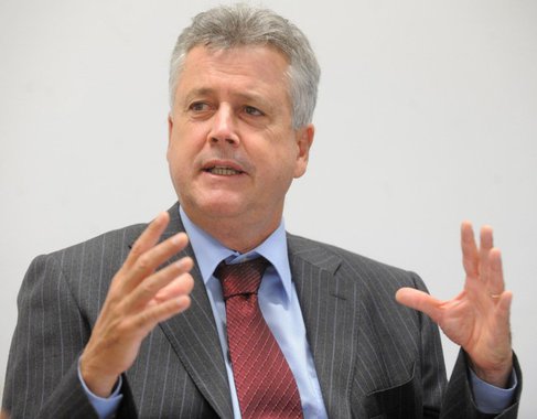 O governador eleito, Rodrigo Rollemberg, é socialista e, infere-se, republicano e democrata profundo. Pelo discurso, programa e campanha apresentados, está visceralmente comprometido com a democracia participativa