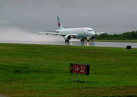 Avião da Air Canada Express enfrenta problema no trem de pouso