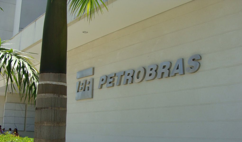 O governo estuda reduzir a exigência de conteúdo nacional nas compras da Petrobras e rever a legislação do pré-sal para aliviar a situação alarmante da estatal; as duas medidas em análise reduziriam os custos e as necessidades de investimentos da estatal, mas são de complexa implementação e não resolveriam os problemas de curto prazo da companhia