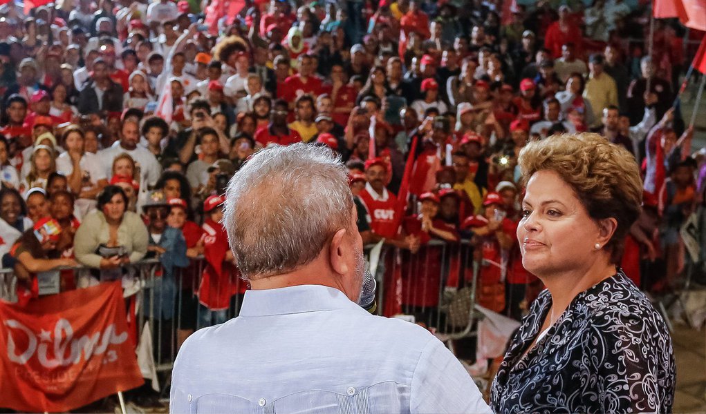 "Está em curso uma escalada política para sangrar  a presidente Dilma, buscando condições para um eventual impeachment, desconstruir a imagem mítica do ex-presidente Lula, para inviabilizar sua eventual candidatura a presidente em 2018, e ferir de morte o PT", informa a colunista Tereza Cruvinel, em novo post em seu blog no 247; "diante de todos os sinais de que a ofensiva de agora tem elementos mais corrosivos dos que os utilizados em 2005, Lula e o comando petista decidiram fazer em Brasilia, na quarta-feira, um ato político de resposta, de denúncia e mobilização da militância para a conjuntura difícil que está se desenhando"; contra golpismo togado e midiático, Lula e o PT apostam na mobilização de massas