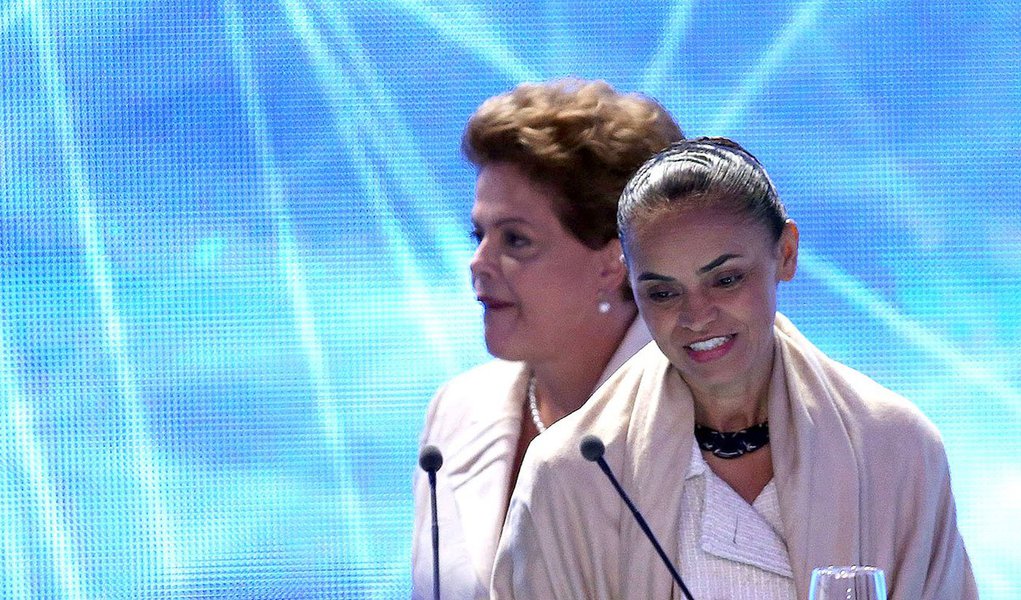 Em artigo, Marina Silva disse que a presidente Dilma Rousseff passou a adotar medidas impopulares de forma discreta na semana seguinte após a sua reeleição e que divulgou informações ruins que negava durante a campanha: "O cenário do marketing eleitoral começava ser desmontado. Agora, a realidade se mostra na exposição de dados oficiais omitidos, deliberadamente, por representantes do próprio governo durante a campanha presidencial", afirmou; ela citou a divulgação dos dados do Ipea, que adiou o anúncio das estatísticas sobre pobreza e miséria no país e alegou que tal decisão era para não favorecer nenhum candidato