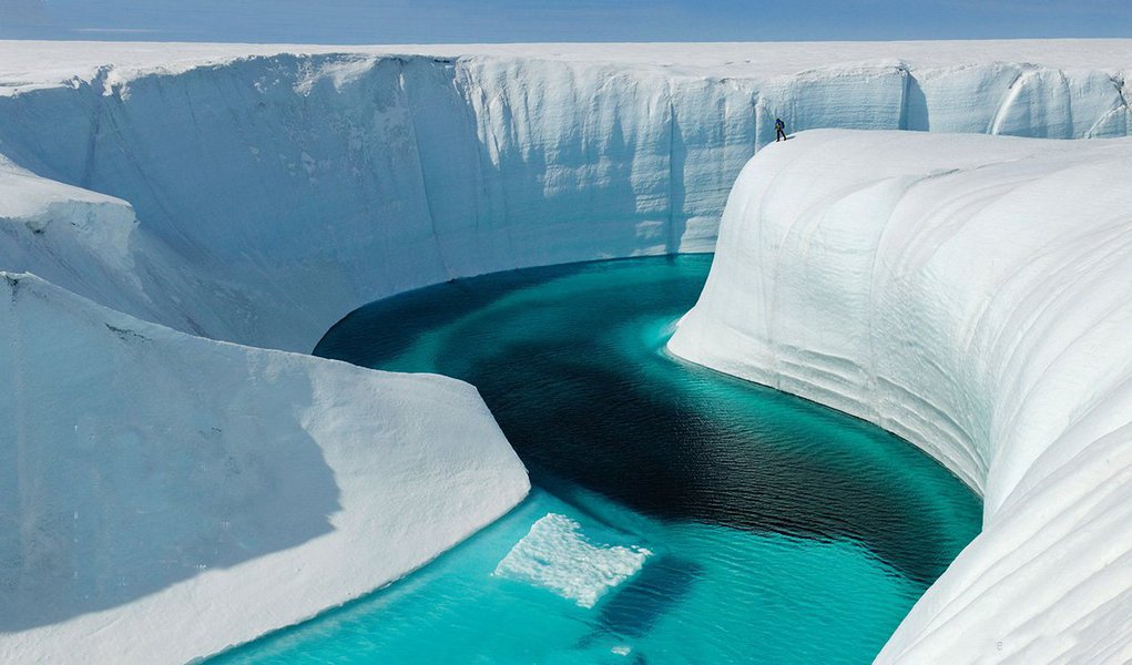 Adam LeWinter e Jeff Orlowski, documentaristas, viram algo que ninguém, em toda a história, ainda tinha testemunhado: a ruptura de um gigantesco trecho do glaciar Ilulissat, na Groenlândia