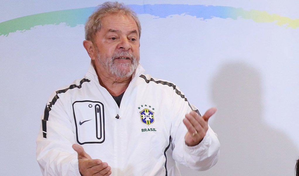 O ex-presidente Lula defendeu como mecanismos para dar um "salto de qualidade na democracia e na transparência" que o país realize a reforma política, sobretudo implantando o financiamento público de campanha, e a democratização dos meios de comunicação de massa; "Precisamos de uma reforma política, extremamente necessária para o país e para recompor a vitalidade da política. Para isso, o meu partido propõe o financiamento público de campanha. E não só isso, outro aspecto no qual não conseguimos avançar foi na democratização dos meios de comunicação. São seis famílias que detém quase o total do mercado dos meios de comunicação. Isso ainda precisa avançar muito", defendeu ele em entrevista publicada neste domingo (15)