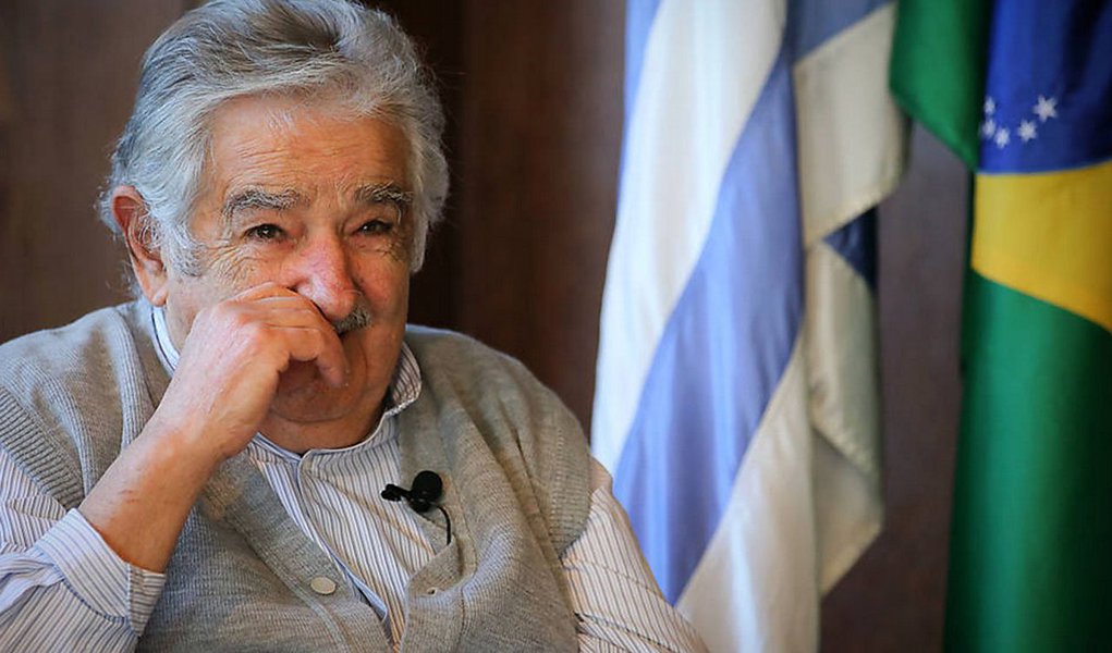 Em visita ao Brasil nesta sexta-feira, o presidente do Uruguai, José Mujica, diz que vai priorizar integração comercial entre os países da América Latina: "O Brasil tem uma burguesia paulista muito forte, que custa a entender que não é mais tempo de colonizar, mas sim de juntar aliados para construir empresas transnacionais latino-americanas"