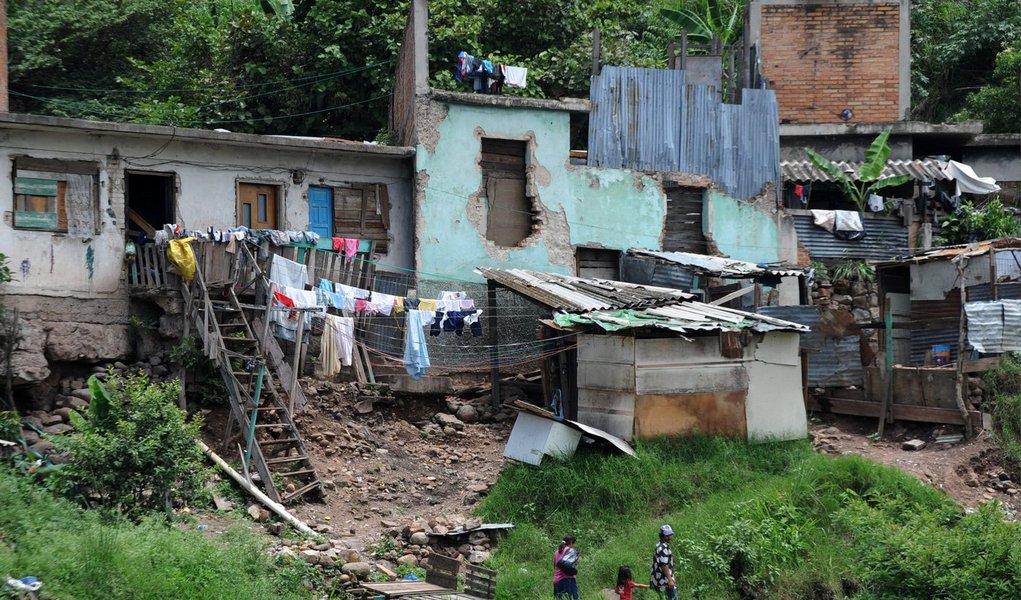 Nível é mantido desde 2012, em meio a uma desaceleração da economia da região, apontou nesta segunda-feira um boletim da Cepal; de acordo com o "Panorama Social da América Latina 2014", o número de pessoas em situação de pobreza chegou no ano passado a 167 milhões