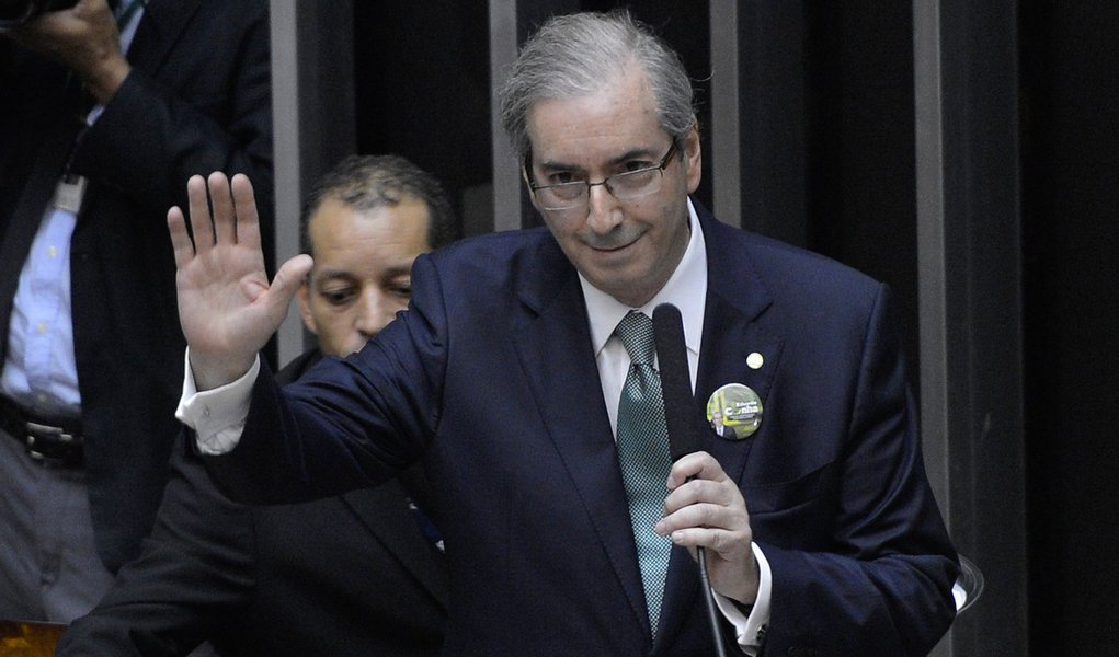 Tido como o 'maior pesadelo' da presidente Dilma Rousseff, o deputado Eduardo Cunha (PMDB-RJ) é o novo presidente da Câmara dos Deputados; ele foi eleito com 267 votos, a maioria absoluta dos votantes (513); o deputado Arlindo Chinaglia (PT-SP) foi o segundo mais votado, com 136 votos; Júlio Delgado (PSB-MG) contou com 100 votos e Chico Alencar (Psol-RJ) teve 8 votos; houve ainda dois votos em branco; Cunha já se posicionou contra temas como a regulação da mídia ('só por cima do meu cadáver') e o casamento gay ('não entrará na pauta'); ele também é temido pelo PT por ser a pessoa responsável pela pauta da casa e por acolher um eventual pedido de impeachment da presidente Dilma; em sua primeira fala, no entanto, ele negou qualquer possibilidade de retaliação