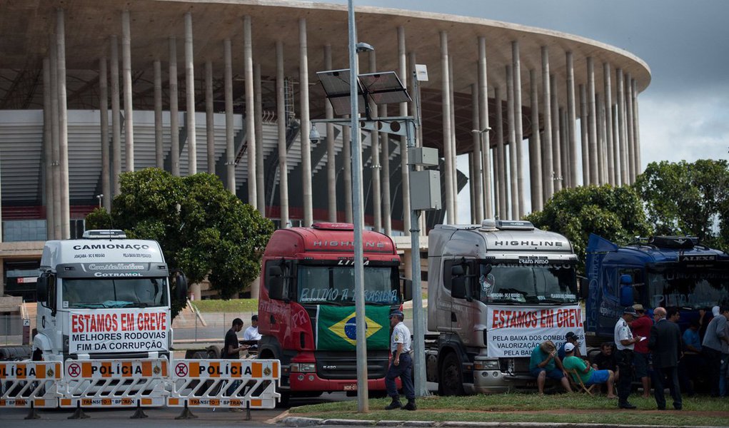 Os caminhoneiros concentrados no estacionamento do Estádio Nacional Mané Garrincha, em Brasília, desistiram do "buzinaço" em direção ao Congresso, depois que alguns parlamentares visitaram o local, e agendaram reuniões com representantes dos motoristas para discutir as reivindicações; manifestantes se disseram satisfeitos com a aprovação da Lei dos Caminhoneiros, sancionada pela presidenta Dilma, mas ressaltaram que a questão do preço do combustível é o ponto central de suas reivindicações