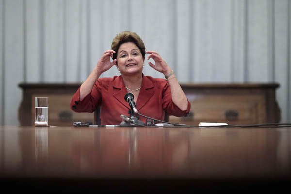 Dilma acena com o fantasma do golpe. Que golpe? Onde estão as forças armadas? Estão quietas nos quarteis. Onde estão os interesses empresariais? Os grandes, nos últimos anos, mamaram nas tetas do governo