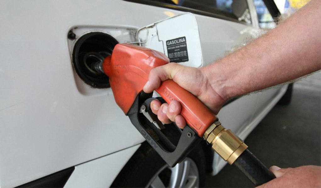 No comparativo entre os preços de 17 de outubro e 12 de dezembro, o litro saltou de R$ 2,863 para R$ 2,936; é o que aponta a pesquisa divulgada pelo site Mercado Mineiro; em BH, o menor preço encontrado da gasolina foi de R$ 2,766 e o maior de R$ 3,299, variação de 19,27%; o menor preço médio da gasolina foi verificado na Região Noroeste, onde o valor é de R$ 2,876, em média; o maior preço está na Região Sul de Belo Horizonte, onde o valor é R$ 3,045