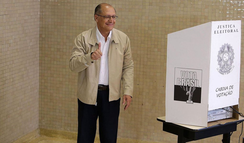 Governador Geraldo Alckmin, do PSDB, é reeleito em São Paulo com 57,31% dos votos válidos; peemedebista Paulo Skaf registrou 21,53% dos votos válidos, contra 18,22% de Alexandre Padilha, do PT, bem acima da intenção de voto divulgada pelo Ibope; nascido em Pindamonhangaba (SP), Alckmin governará São Paulo pelo terceiro mandato