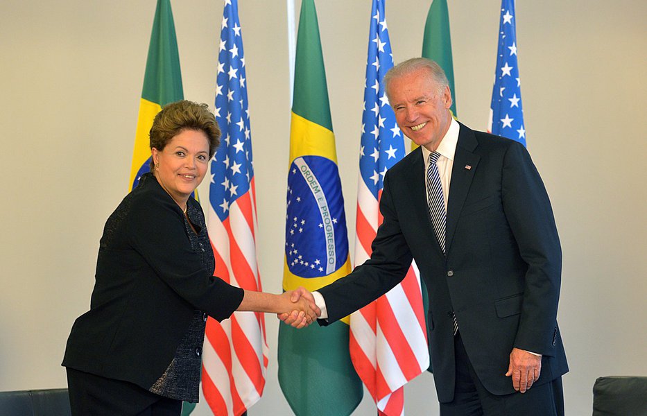O presidente dos Estados Unidos, Barack Obama, anunciou que o seu vice-presidente, Joe Biden, vai liderar a delegação norte-americana à cerimônia de posse da presidenta Dilma Rousseff; cerimônia acontecerá em 1º de janeiro