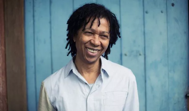 Bolsonaristas confundem catalão com linguagem neutra em post de Djavan e são ridicularizados nas redes