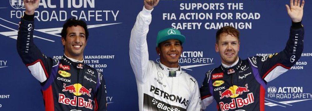 Lewis Hamilton ajudou a Mercedes a reafirmar seu domínio sobre a Ferrari ao liderar a dobradinha, ao lado do seu companheiro de equipe Nico Rosberg, em uma atuação dominante da equipe alemã no Grande Prêmio da China de Fórmula 1, neste domingo
