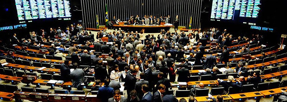 Presidente Dilma Rousseff cogita nomear um peemedebista para apaziguar as relações com o maior partido da base governista; teria ganhado força o nome de Jader Barbalho (PMDB-PA); o Planalto, no entanto, teme reações já que ele renunciou ao mandato em 2001 e foi preso no ano seguinte acusado de desviar recursos